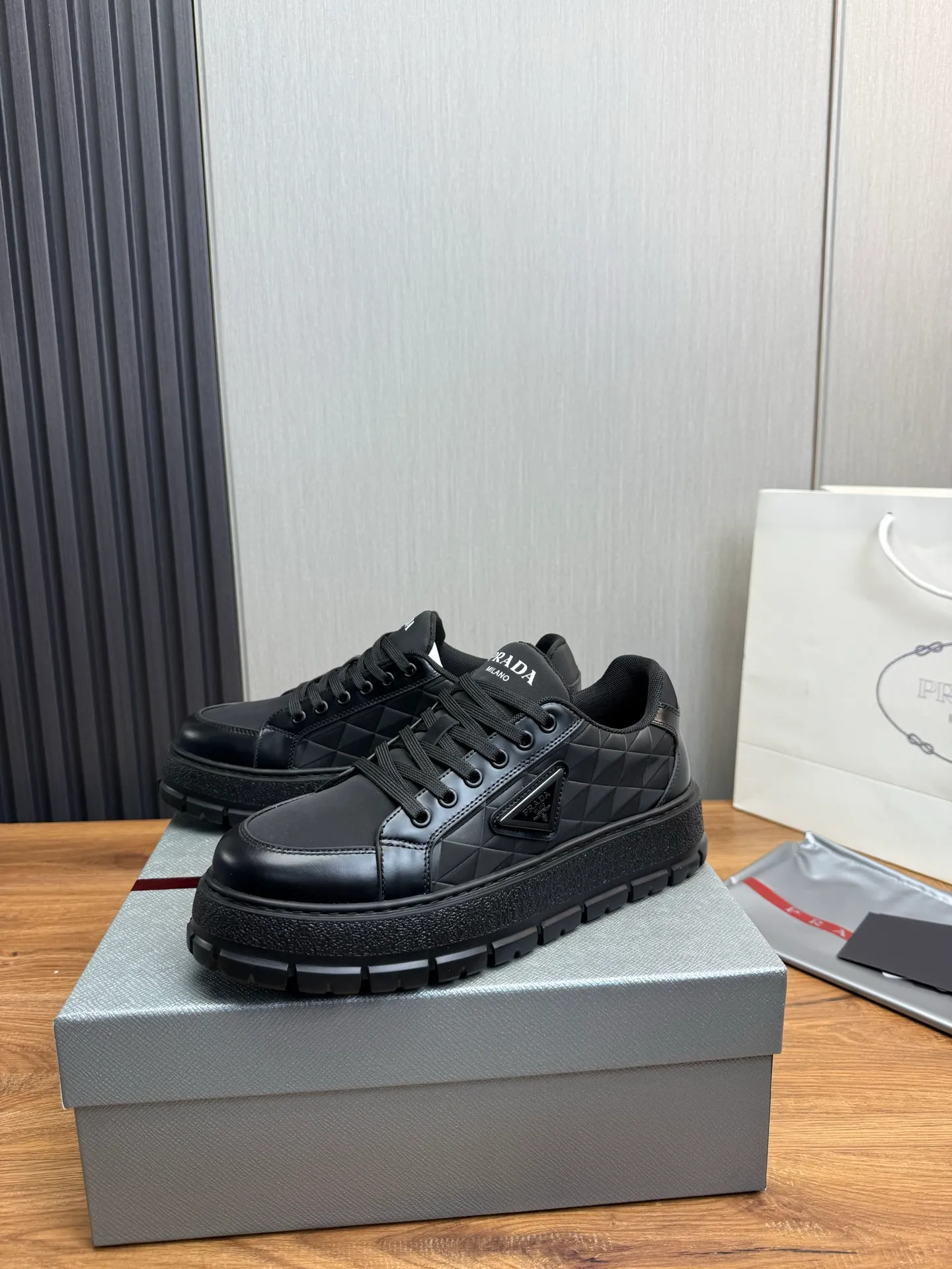 Men's shoes 💰580💰 [PRADA] Autumn and winter hot men's shoes shipped 👏Official website synchronized ⬆️Original fly-woven cowhide fabric + cowhide lining, 1⃣️:1⃣️reproduction, original sole, 38-45 (45. Customized, non-refundable)